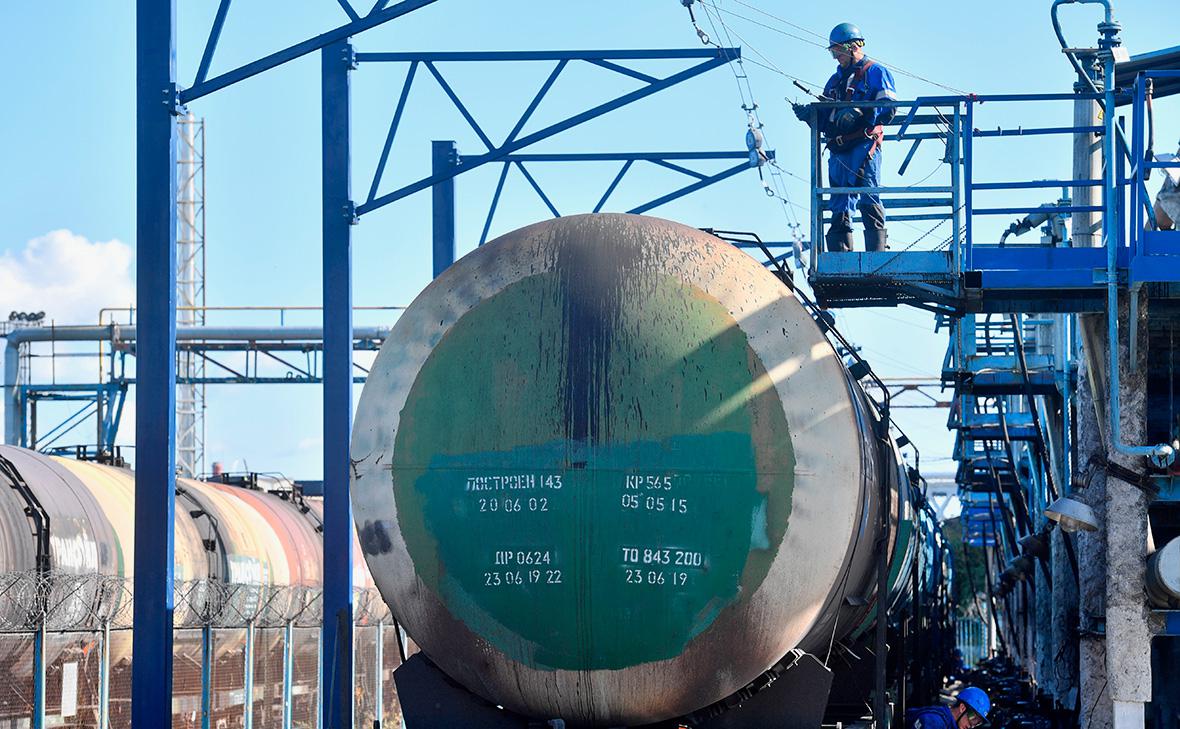 সরকার ১ এপ্রিল থেকে পেট্রোলের রপ্তানি সম্পূর্ণ নিষিদ্ধ করবে